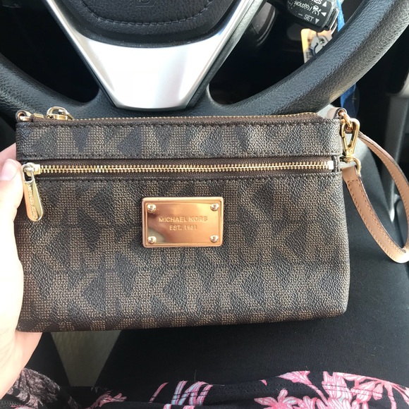 Michael Kors Handbags - Michael Kors Wristlet